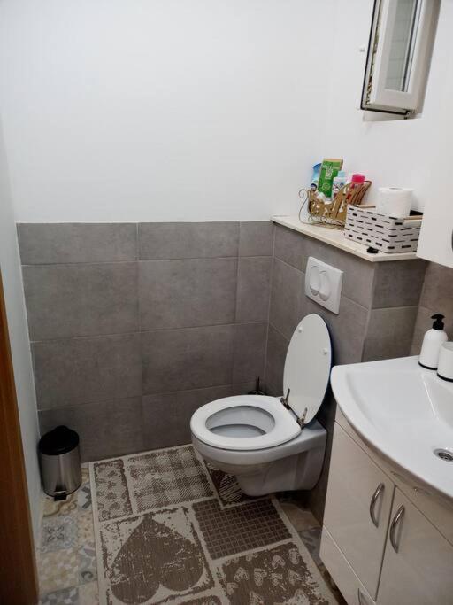 Apartamento Obiteljski Stan Kastel Luksic Kaštela Exterior foto